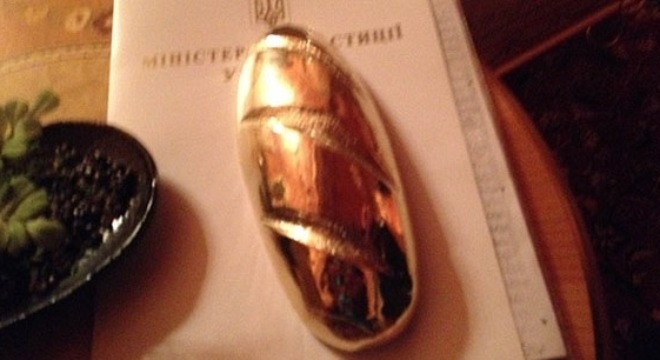 Nhan vat bi an tang cuu tong thong Ukraina banh mi vang 2 kg hinh anh