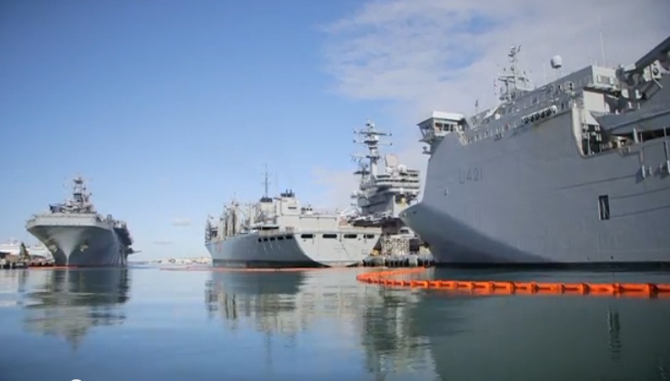 Tau chien xep hang o Tran Chau Cang cho pho dien suc manh hinh anh