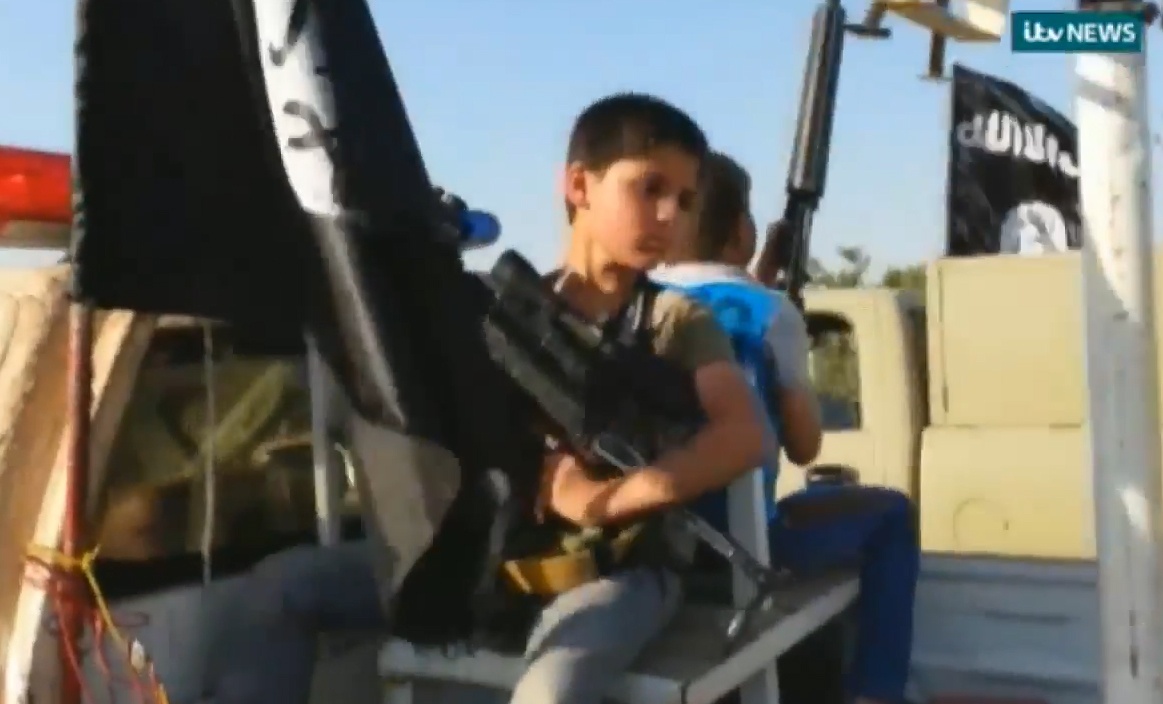 Quan noi day Iraq ep tre 10 tuoi lam linh ban tia hinh anh