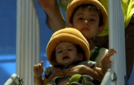 Nguoi dong vai chat thai trong trien lam nha ve sinh hinh anh