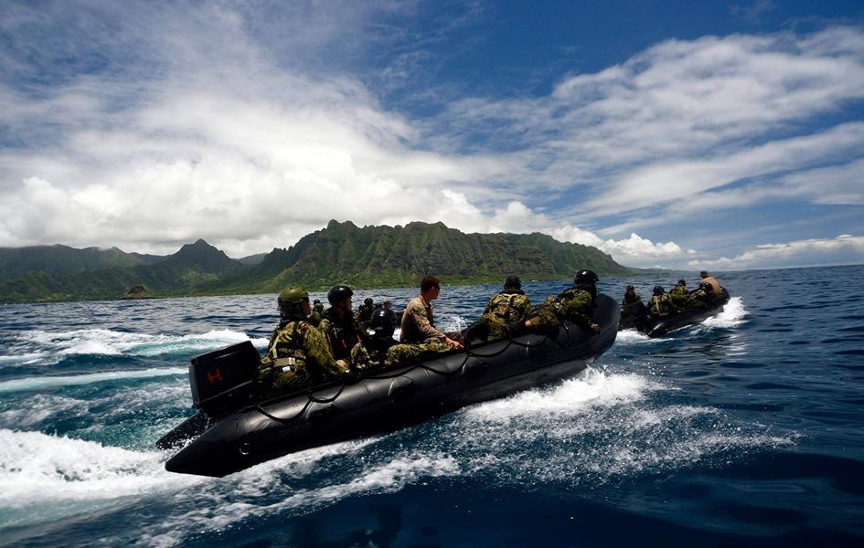 Binh si cac nuoc tap tran do bo o Tran Chau Cang hinh anh