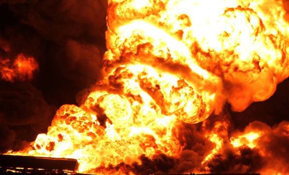 400 xe cho nhien lieu boc chay thanh bien lua hinh anh