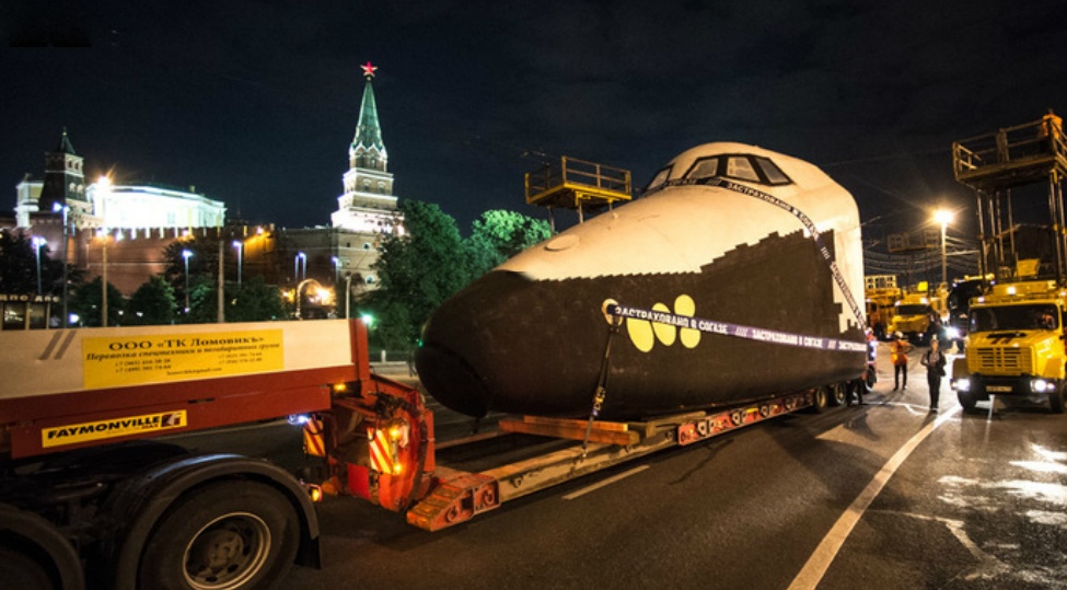 Tau vu tru nghenh ngang di giua Moscow hinh anh