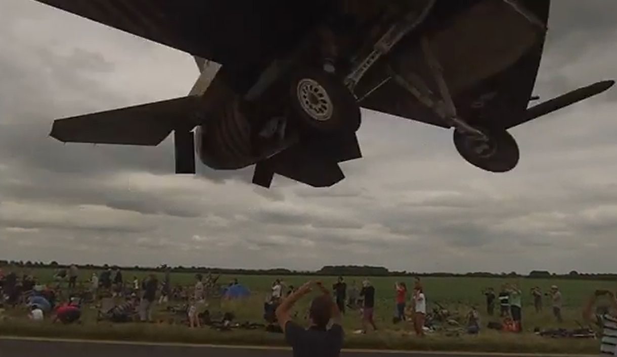 May bay chien dau F-16 luot qua dau nguoi xem hinh anh