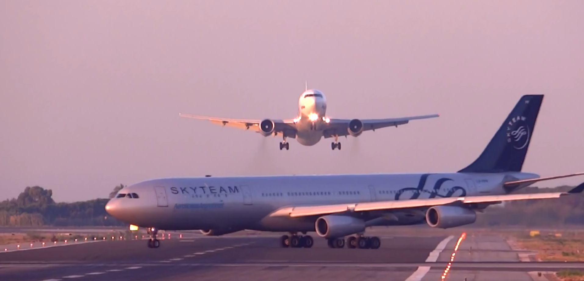 Hai phi co cho khach suyt dam nhau o Barcelona hinh anh