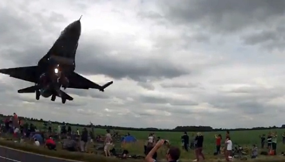 Phan luc chien dau F-16 luot qua dau nhung nguoi ham mo hinh anh