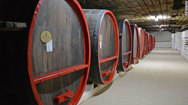 Kho ruou cua nguyen thu trong ham chua lon nhat the gioi hinh anh