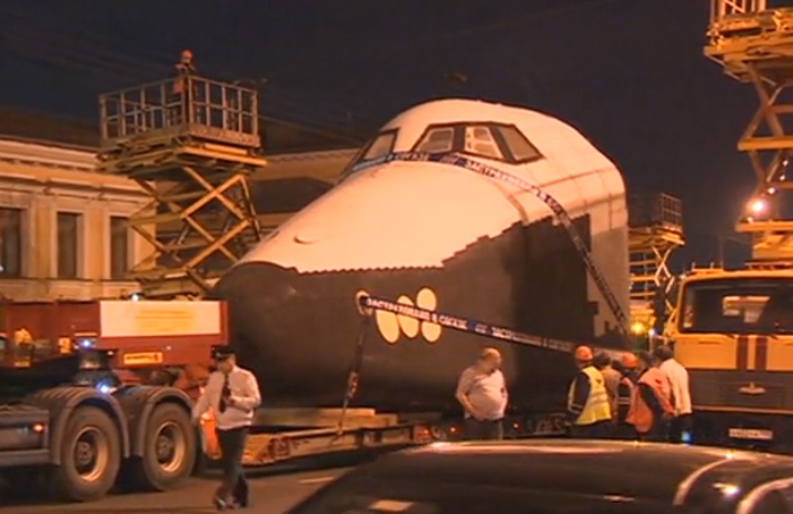 Tau vu tru con thoi Buran di chuyen tren duong pho Moscow hinh anh