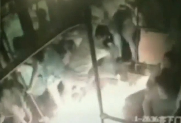 Cham lua dot xe bus chat nich nguoi o Trung Quoc hinh anh