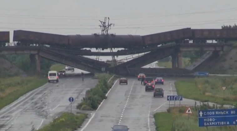 Tau cho hang vat veo tren cau sap o Ukraina hinh anh