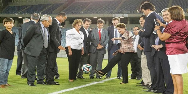 Tong thong Brazil du le ra mat san van dong World Cup hinh anh