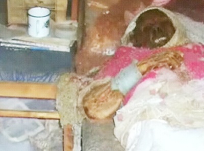 Co gai song cung xac me suot ba nam hinh anh