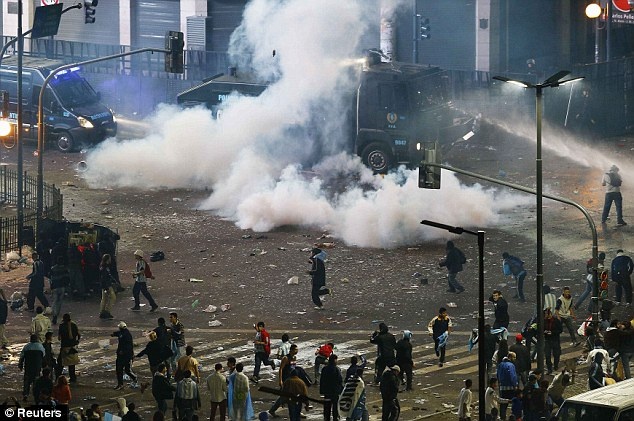 Bao luc bung phat tai Argentina sau that bai World Cup hinh anh