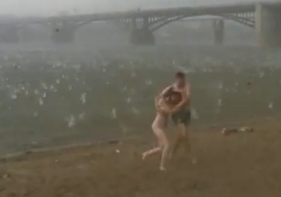 Mua da tan cong bai tam, hang tram nguoi chay tan loan hinh anh