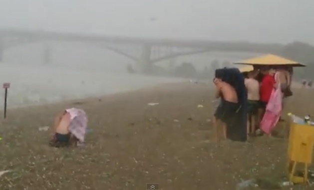 Mua da ap xuong bai tam o Nga hinh anh