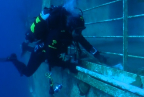 Kham pha xac sieu tau du lich dam tai Italy hinh anh