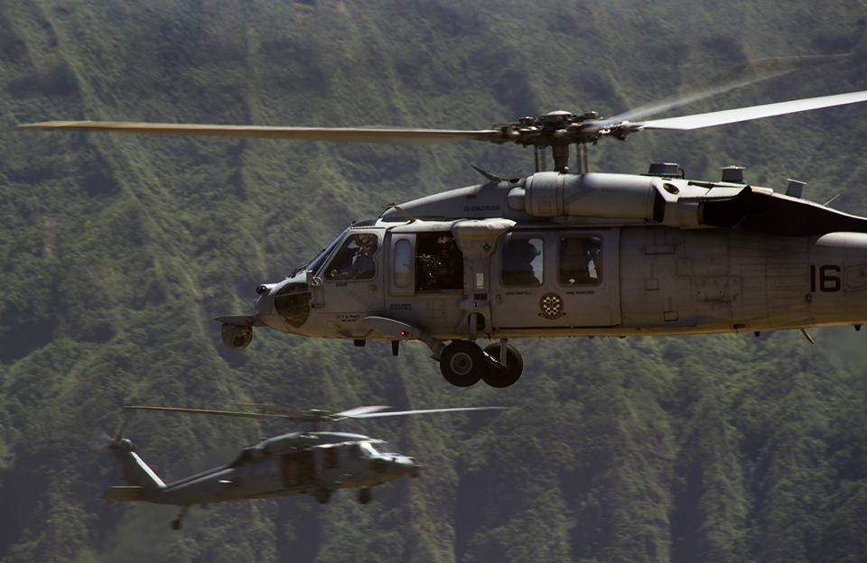 Can canh truc thang chao lieng tren bau troi Tran Chau Cang hinh anh