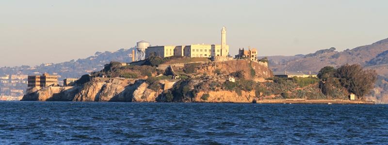 Nhà tù liên bang Alcatraz nằm trên đảo cùng tên ngoài khơi bờ biển San Francisco, California, Mỹ giam giữ những tù nhân nguy hiểm nhất nước Mỹ từ năm 1934 đến năm 1963. Nhà tù bị đóng cửa năm 1964, một năm sau vụ vượt ngục táo bạo nhất lịch sử nước Mỹ. Hiện tại, nó trở thành điểm du lịch hút khách ở Mỹ. Ảnh: Blogspot
