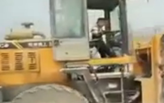 Be trai 5 tuoi lai may xuc sieu dang hinh anh