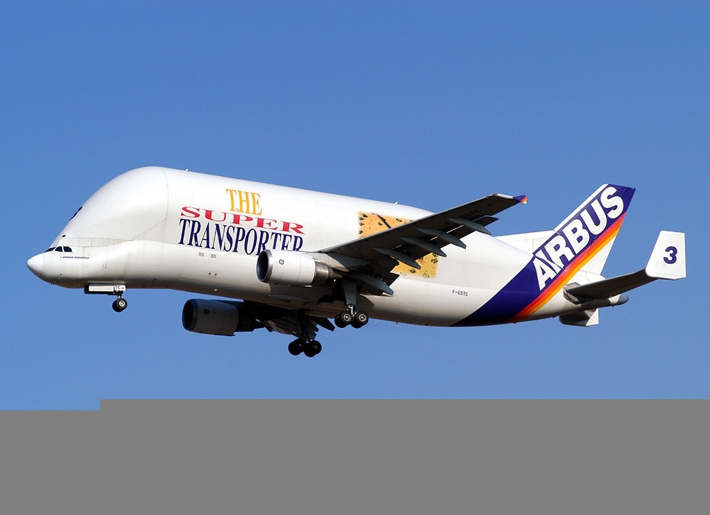 Sieu may bay van tai Beluga cat canh hinh anh