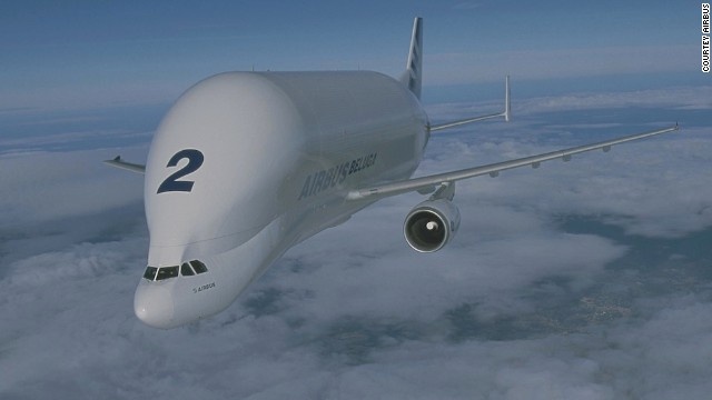 Ben trong sieu may bay van tai ky la nhat hanh tinh hinh anh