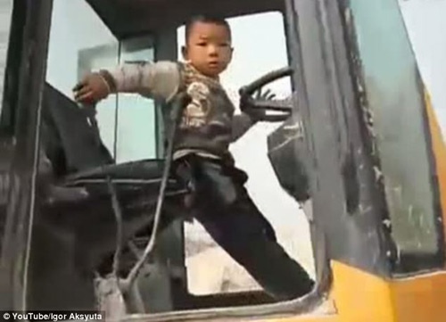 Cau be 5 tuoi lai may xuc sieu dang o cong truong hinh anh