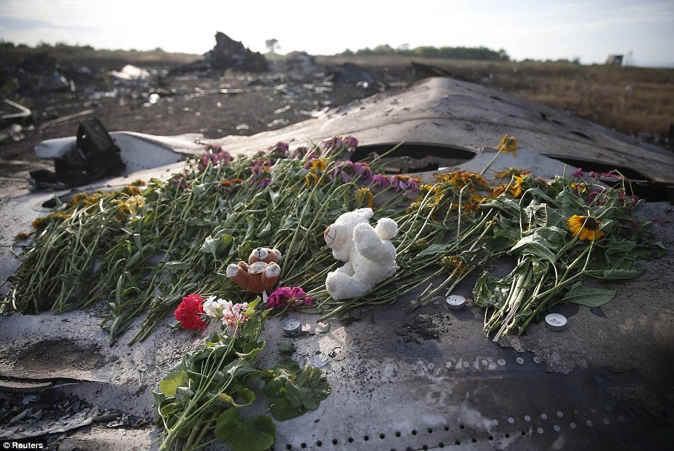 Nguoi dan Ukraina dat hoa tren manh vo MH17 hinh anh