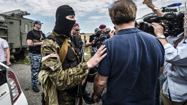 Nu phong vien ke chuyen tac nghiep o hien truong MH17 hinh anh