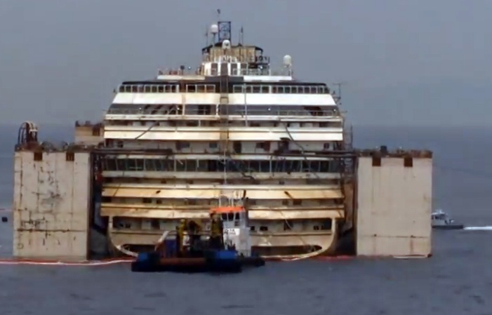 Sieu tau du lich noi len khoi mat nuoc hinh anh