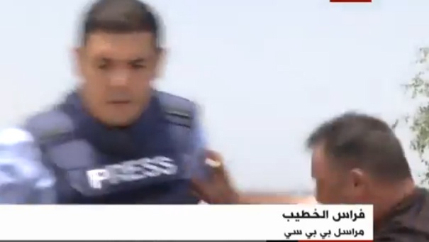 Phong vien bi danh khi dua tin ve tham canh o Gaza hinh anh