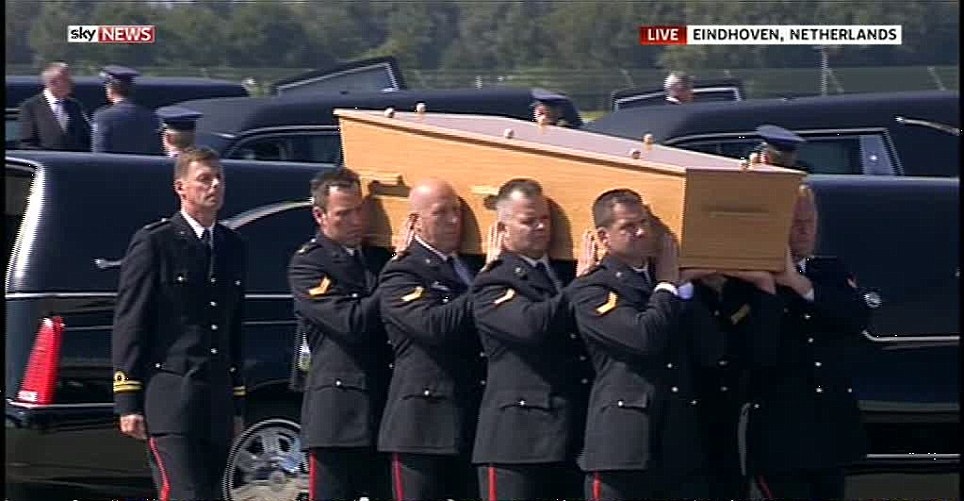 Nhung hanh khach dau tien cua MH17 tro ve nha hinh anh