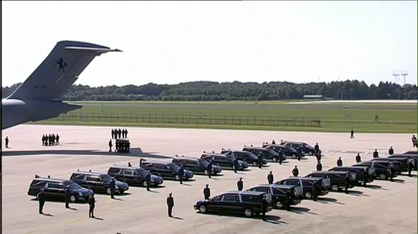 20 chiếc xe tang đỗ thành hai hàng đưa những thi thể đầu tiên rời sân bay Eindhoven. Ảnh: Sky News.