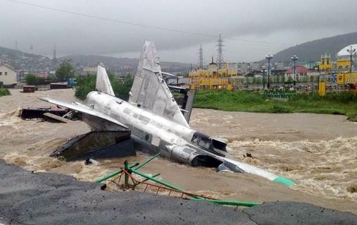 May bay chien dau Nga bi nuoc lu cuon troi hinh anh
