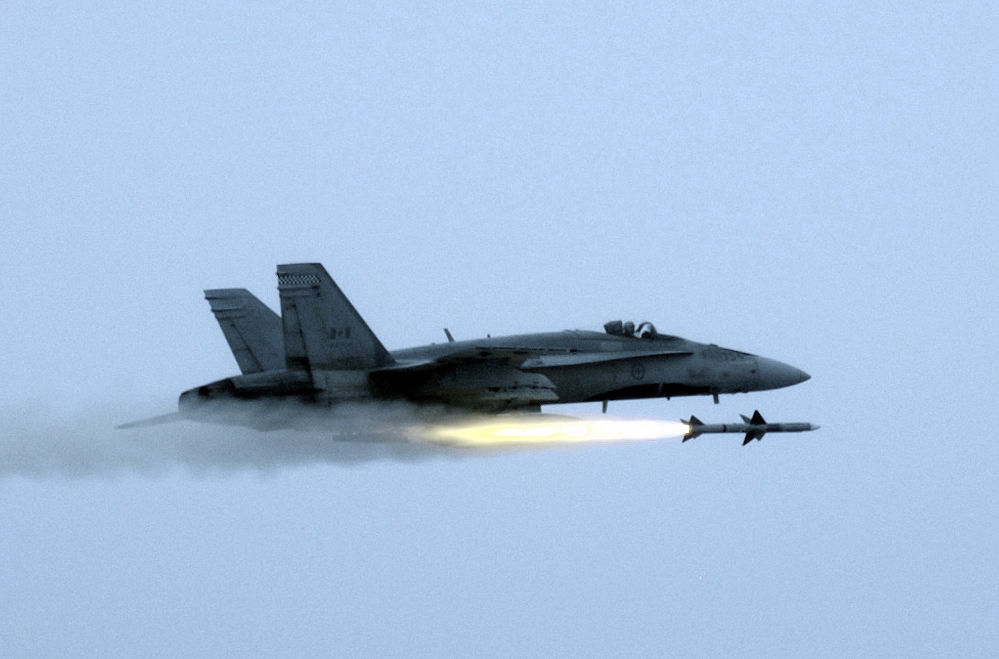 Man trinh dien doc dao cua may bay chien dau Canada hinh anh