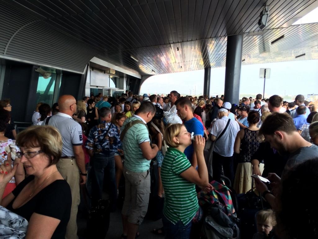 Nga so tan san bay vi de doa danh bom hinh anh