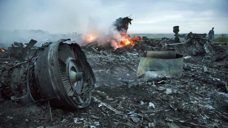 Kiev to phe noi day co linh ban tia o hien truong MH17 hinh anh