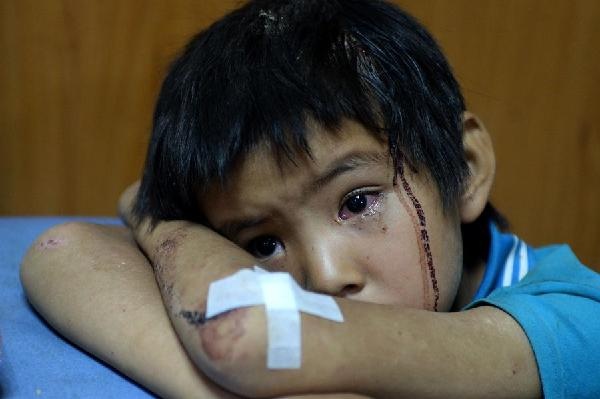 Nhung doi mat tre tho giua vung dong dat Trung Quoc hinh anh