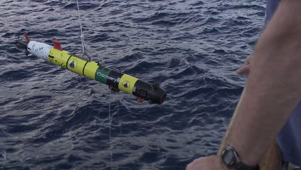 Ca map trang tan cong tau ngam khong nguoi lai hinh anh