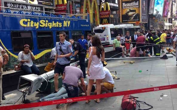 Xe buyt hai tang dam nhau giua New York hinh anh