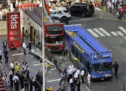 Khoanh khac xe buyt dam gay cot den lam 15 nguoi bi thuong hinh anh