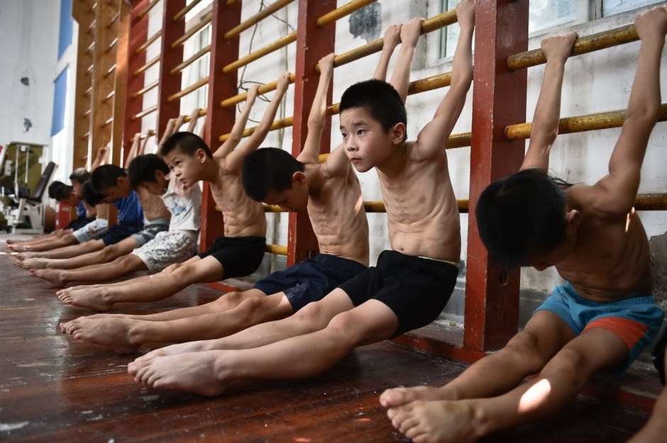 Lo luyen van dong vien nhi khac nghiet o Trung Quoc hinh anh