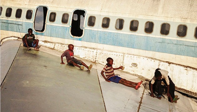 Tre em Congo dung may bay that lam do choi hinh anh