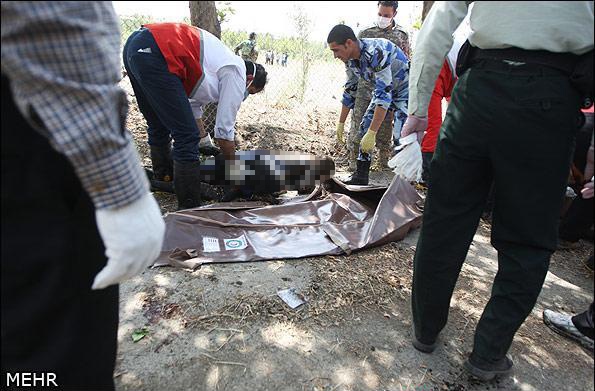 Thi thể một nạn nhân gần hiện trường tai nạn. Ảnh: MEHR