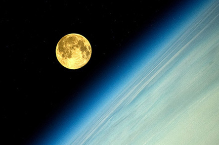 Ngam sieu trang tu quy dao trai dat hinh anh