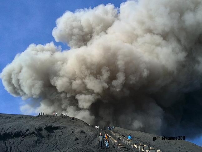 Nui lua Bromo thuc giac, nha tro bui vao khong trung hinh anh