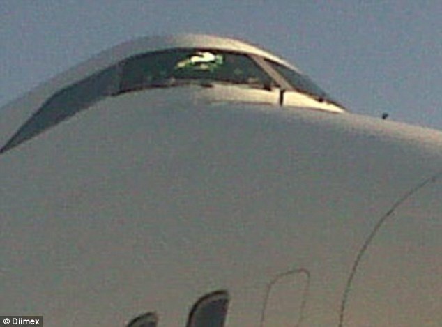 May bay cho 272 nguoi ha canh khan cap vi vo kinh buong lai hinh anh