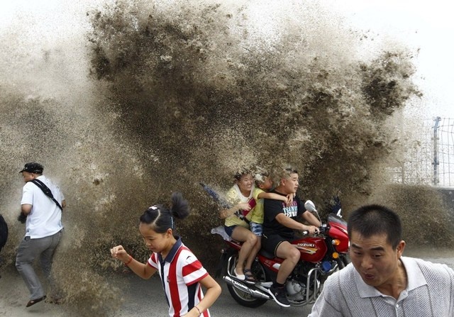 Song song Tien Duong cuon phang du khach hinh anh