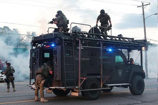 Nguoi bieu tinh My doi dau canh sat vu trang hinh anh