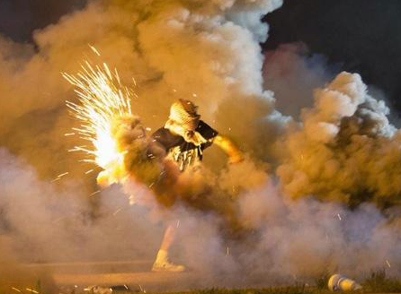 Canh sat My mang xe boc thep chan nguoi bieu tinh hinh anh