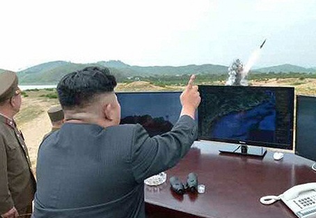 Kim Jong Un chi dao phong ten lua chien thuat hinh anh